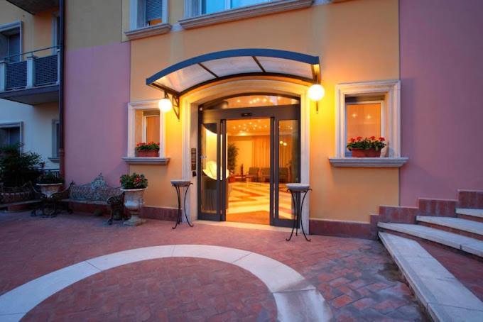 Residenza Carracci Aparthotel โบโลญญา ภายนอก รูปภาพ